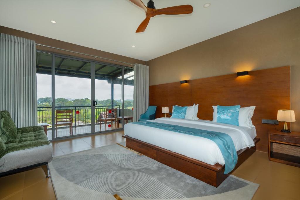 Deluxe Double Room - Bedroom with panoramic view